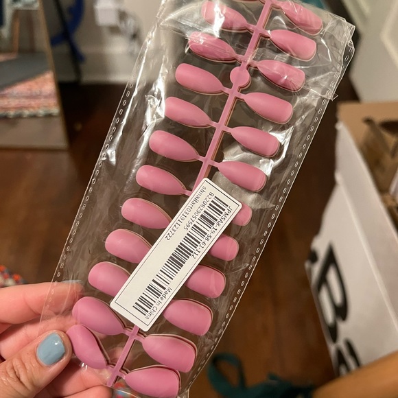 Short Almond Fake Nails 💅 - Picture 5 of 5